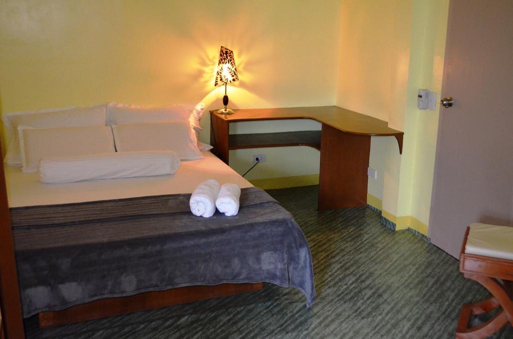 Blue Bamboo Hotel Balabag  Стая снимка